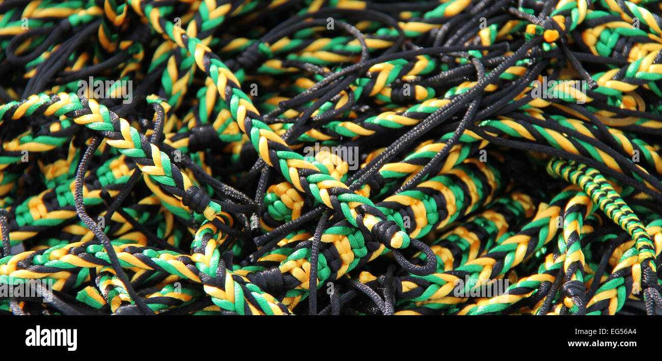 Une collection de bracelets chaîne couleur jamaïcaine. Banque D'Images