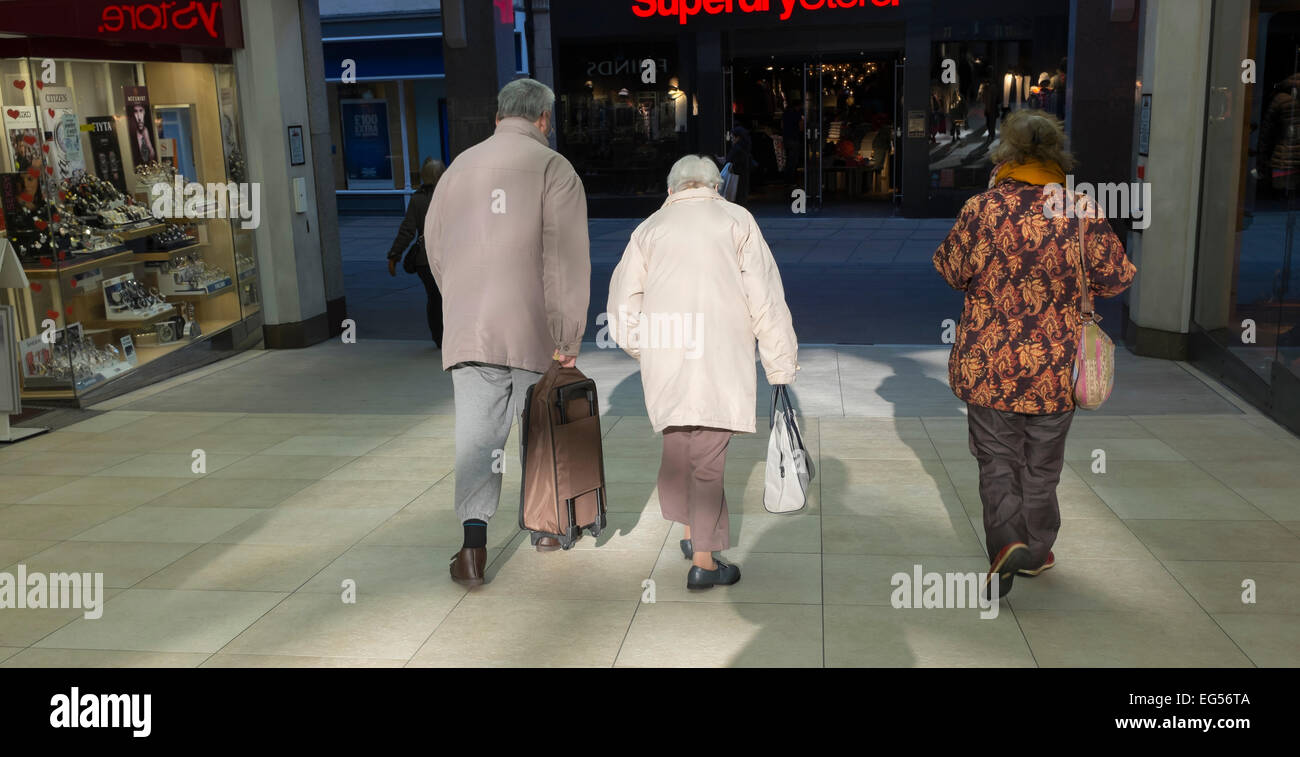 Trois personnes de partir à la Cour du Lion Petty Cury Cambridge Cambridgeshire Angleterre Ville Banque D'Images