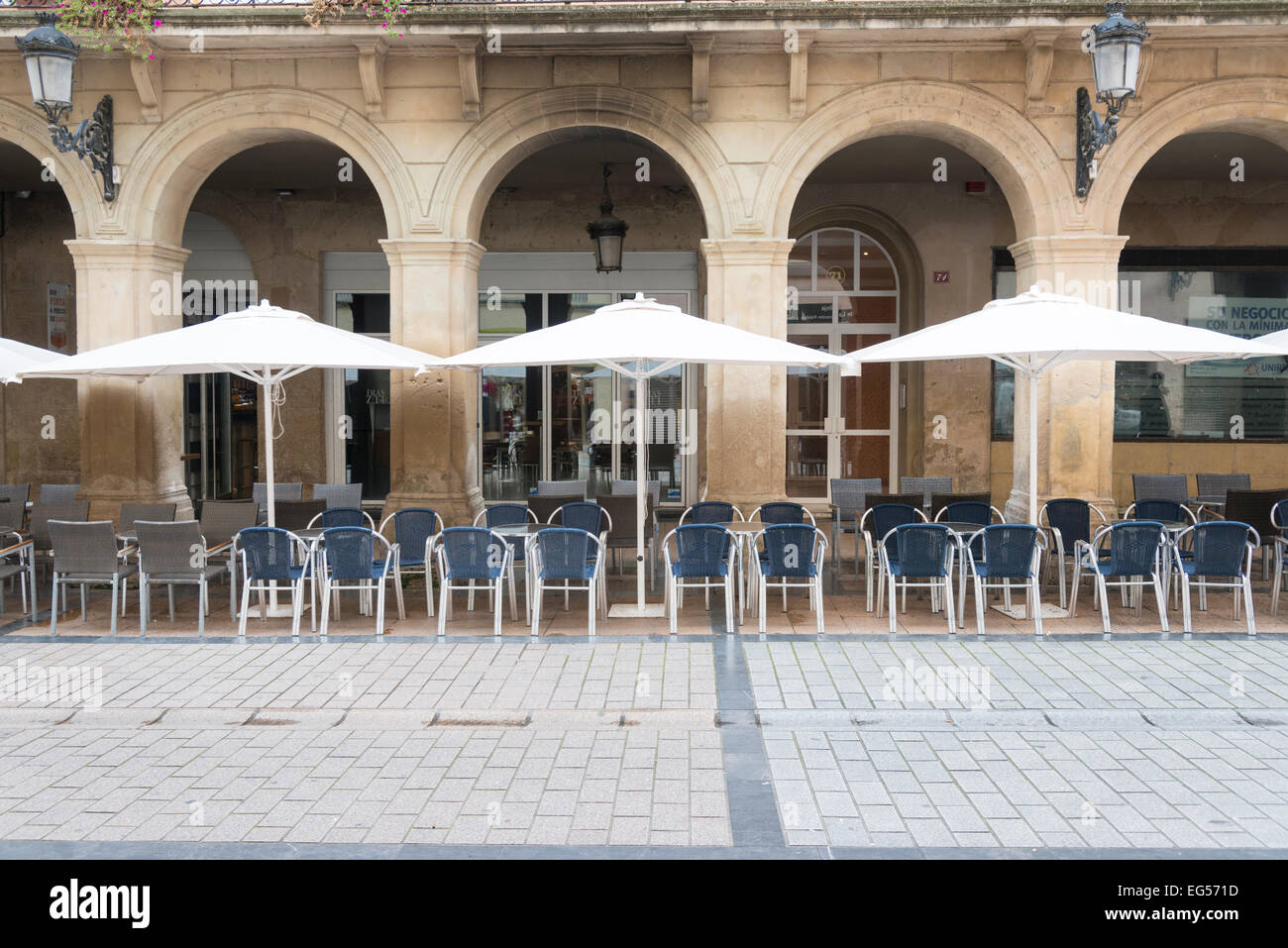 Café parasols Banque de photographies et d'images à haute résolution - Alamy