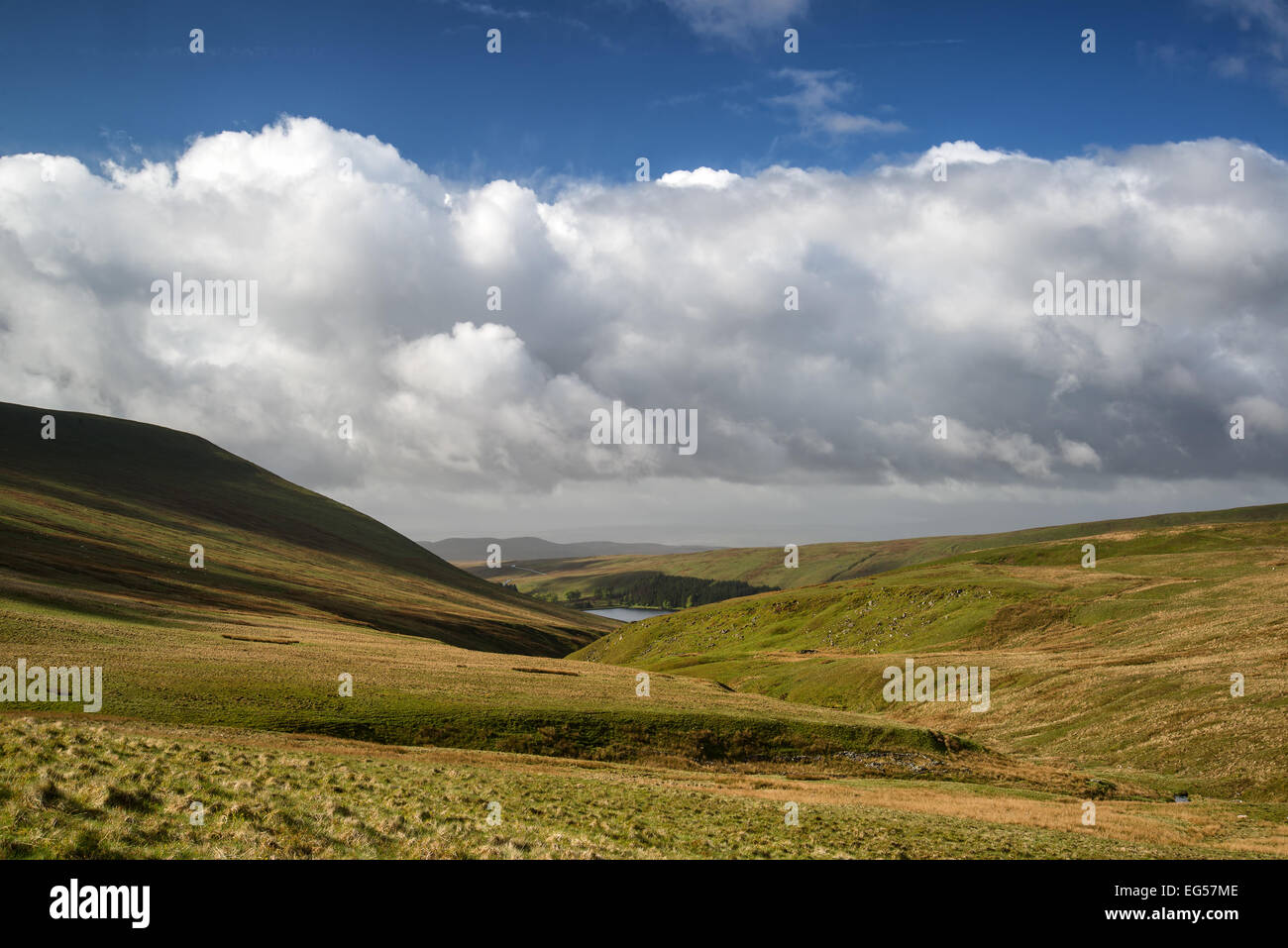 Magnifique paysage de parc national de Brecon Beacons avec ciel dramatique Banque D'Images