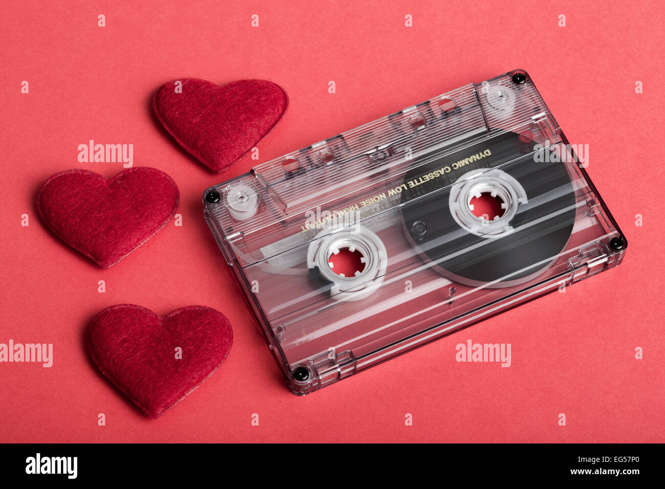 Cassette audio sur fond rouge avec un tissu cœur, carte postale de la Saint-Valentin.  Concept d'amour Photo Stock - Alamy