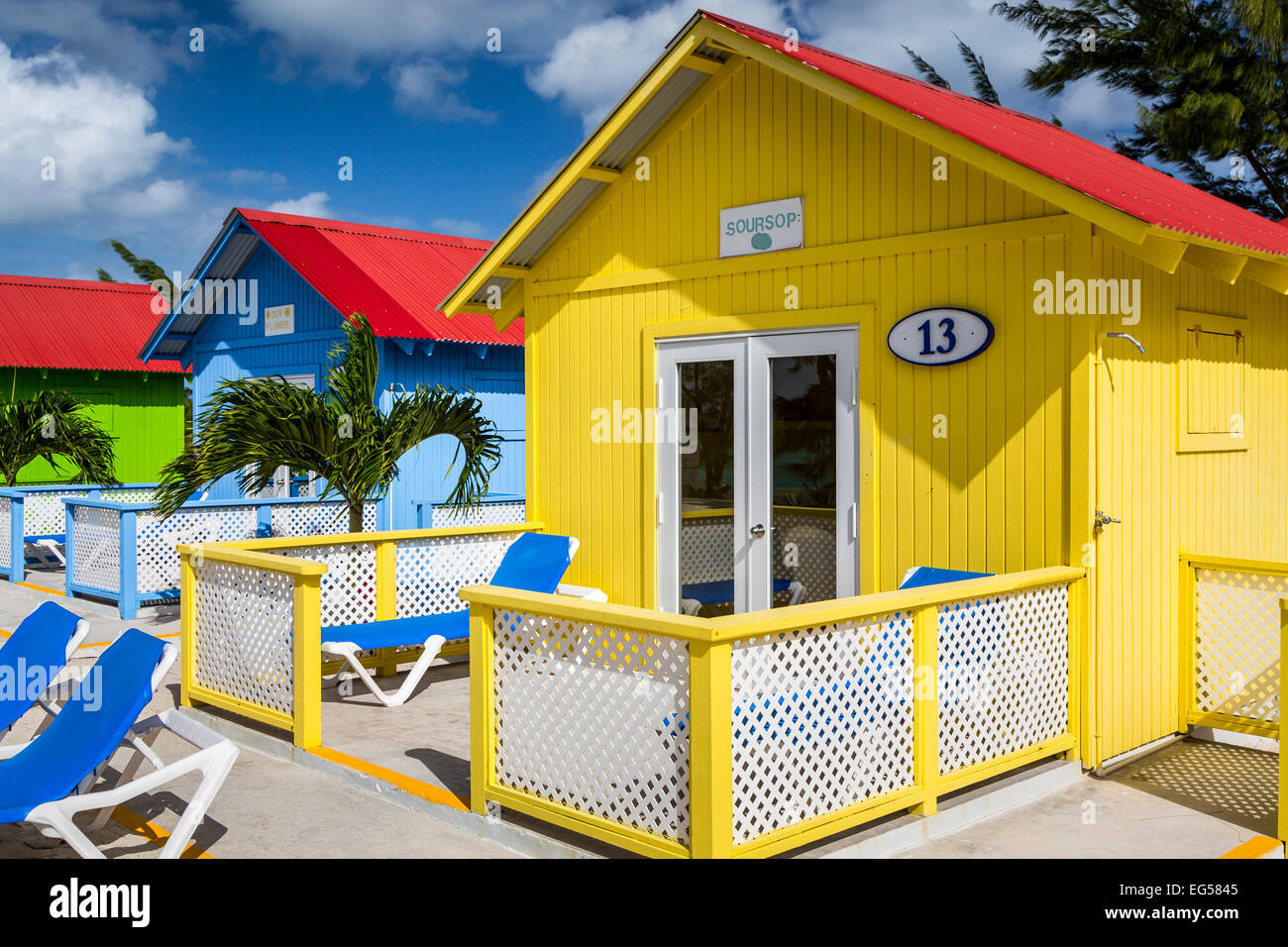 Chalets à louer plage colorés sur le Princess Cays Bahamas, Caraïbes. Banque D'Images