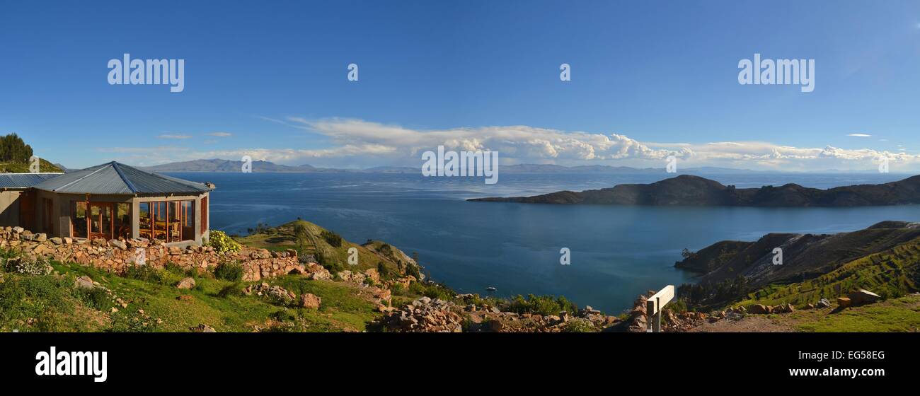 Vue sur les rives du lac Titicaca entre la Bolivie et le Pérou Banque D'Images