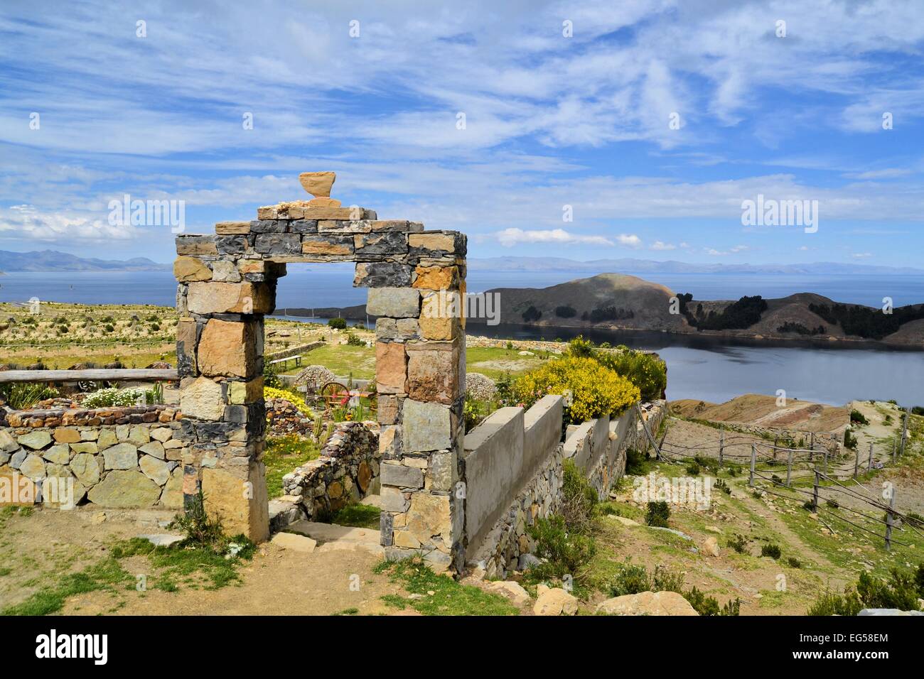La porte de pierre sur les rives du lac Titicaca entre la Bolivie et le Pérou Banque D'Images