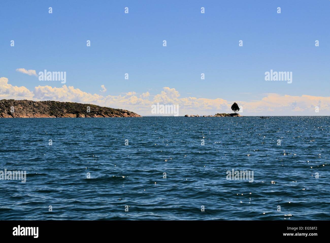 Une petite île sur le lac Titicaca entre la Bolivie et le Pérou Banque D'Images