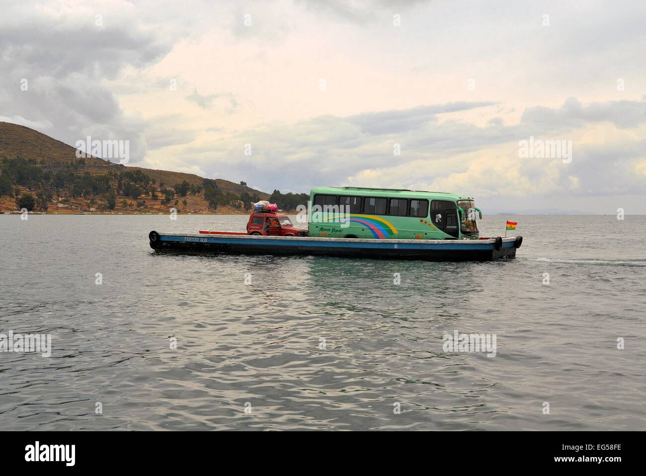 Transport en bateau avec un bus et d'une jeep sur le lac Titicaca en Bolivie Banque D'Images
