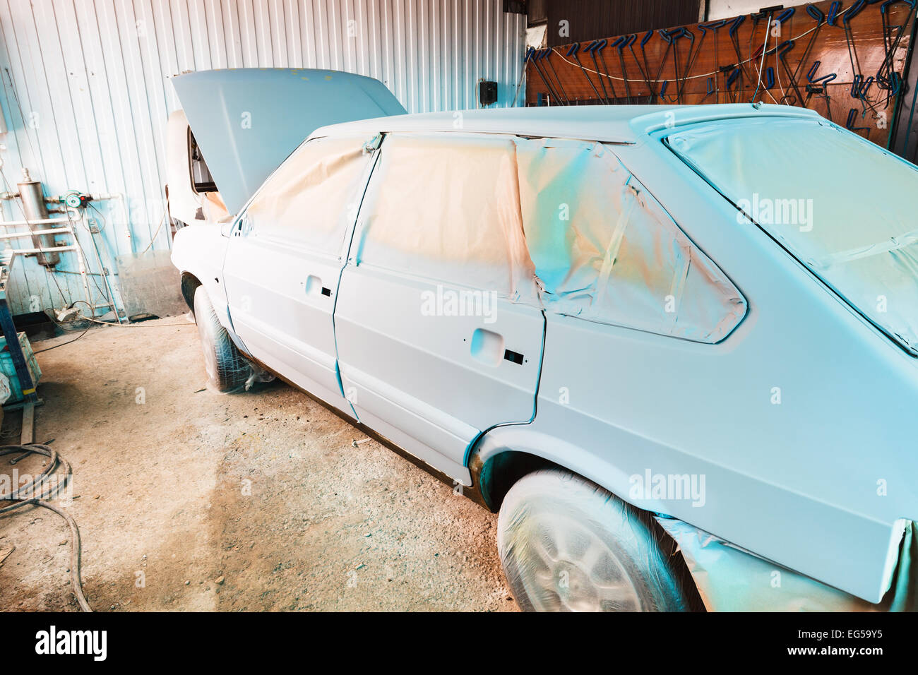 Peinture de vieille voiture à petit pays atelier Banque D'Images