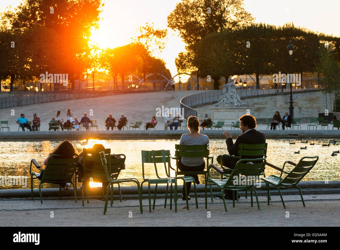 Paris, les gens se détendre dans le jardin des tuileries Banque D'Images