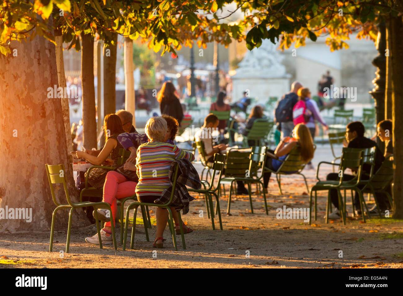 Paris, les gens se détendre dans le jardin des tulieries Banque D'Images
