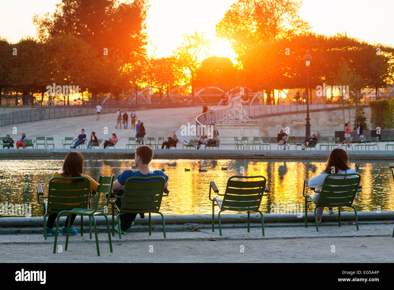 Paris, les gens se détendre dans le jardin des tuileries Banque D'Images