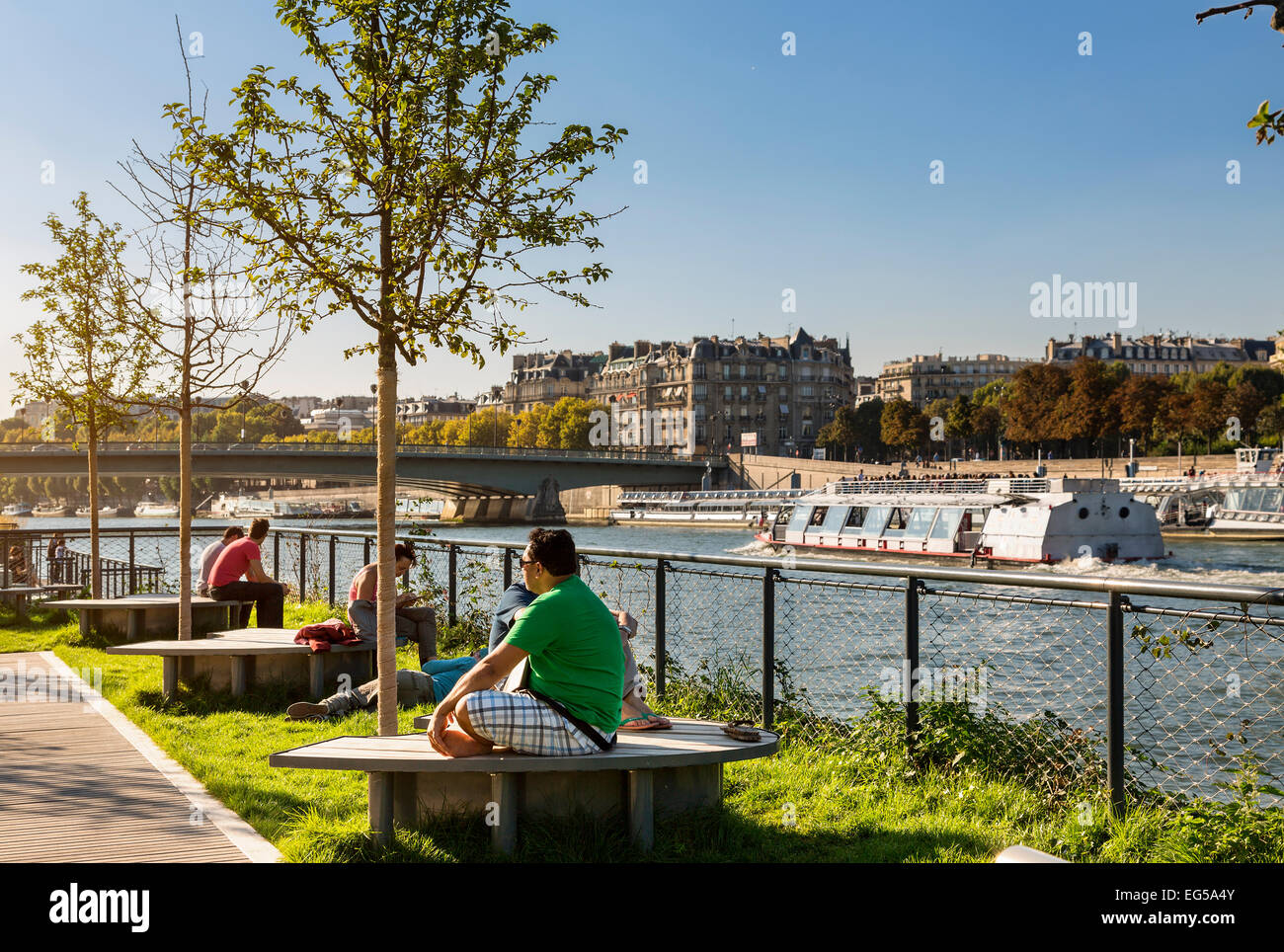 Paris, les gens se détendre le long de la seine Banque D'Images
