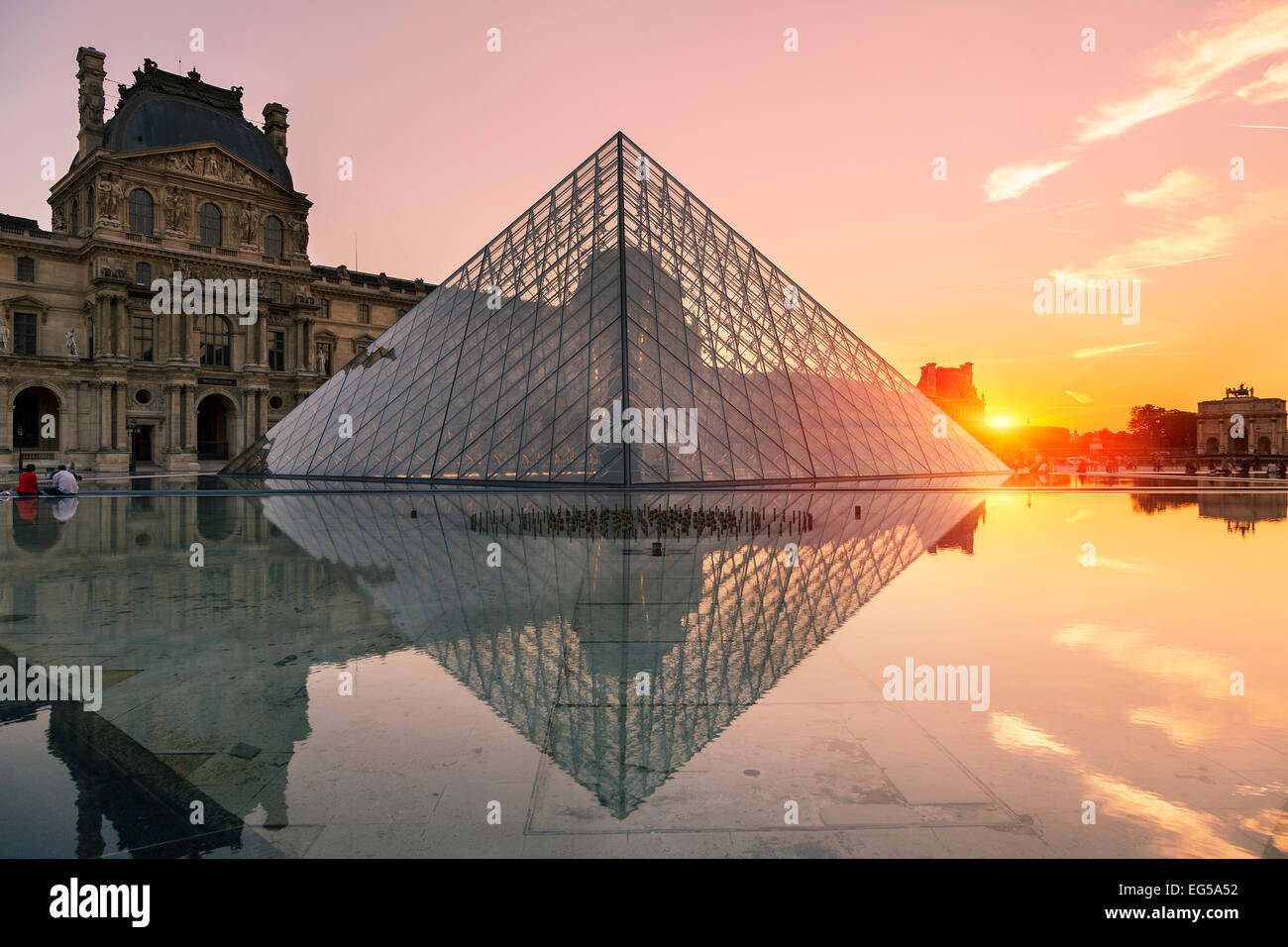 Paris, la pyramide du Louvre au coucher du soleil Banque D'Images