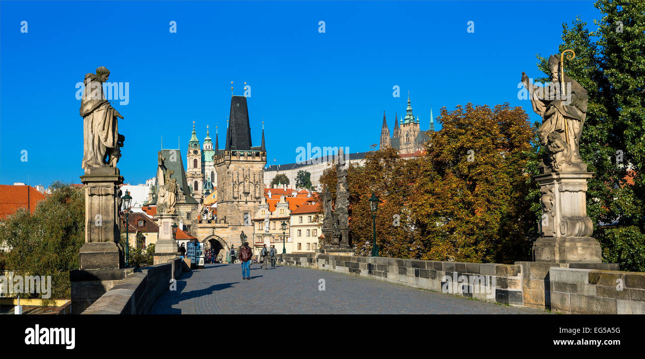 Prague - Le Pont Charles et l'église Saint-Nicolas Banque D'Images