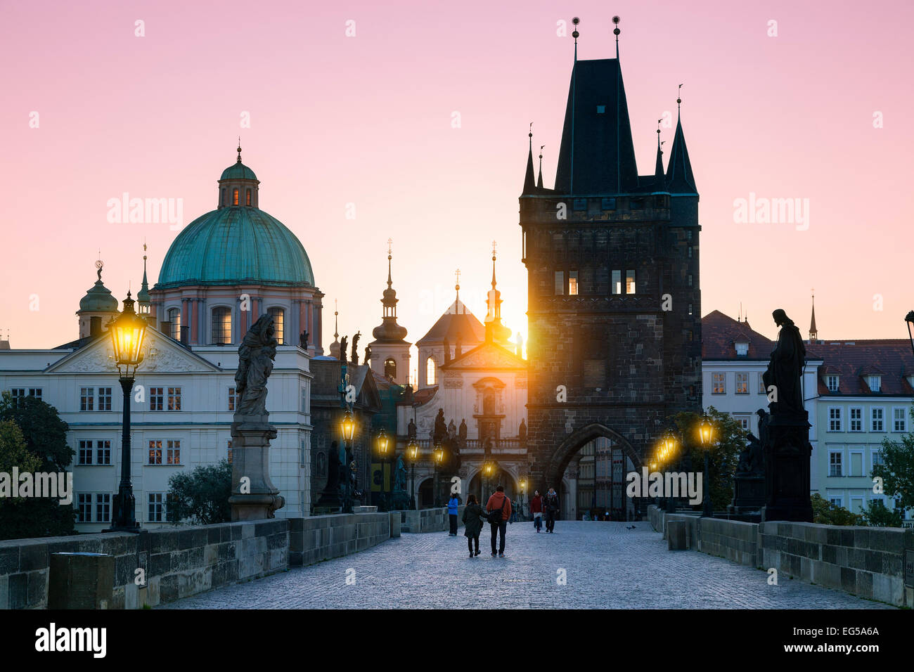 Prague, le Pont Charles et les clochers de la Vieille Ville Banque D'Images