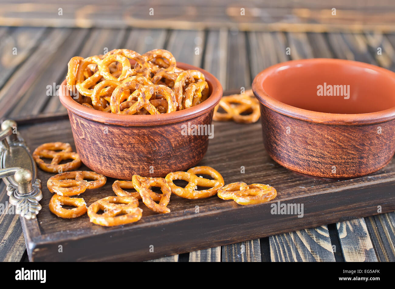 Les bretzels dans un bol et sur une table Banque D'Images