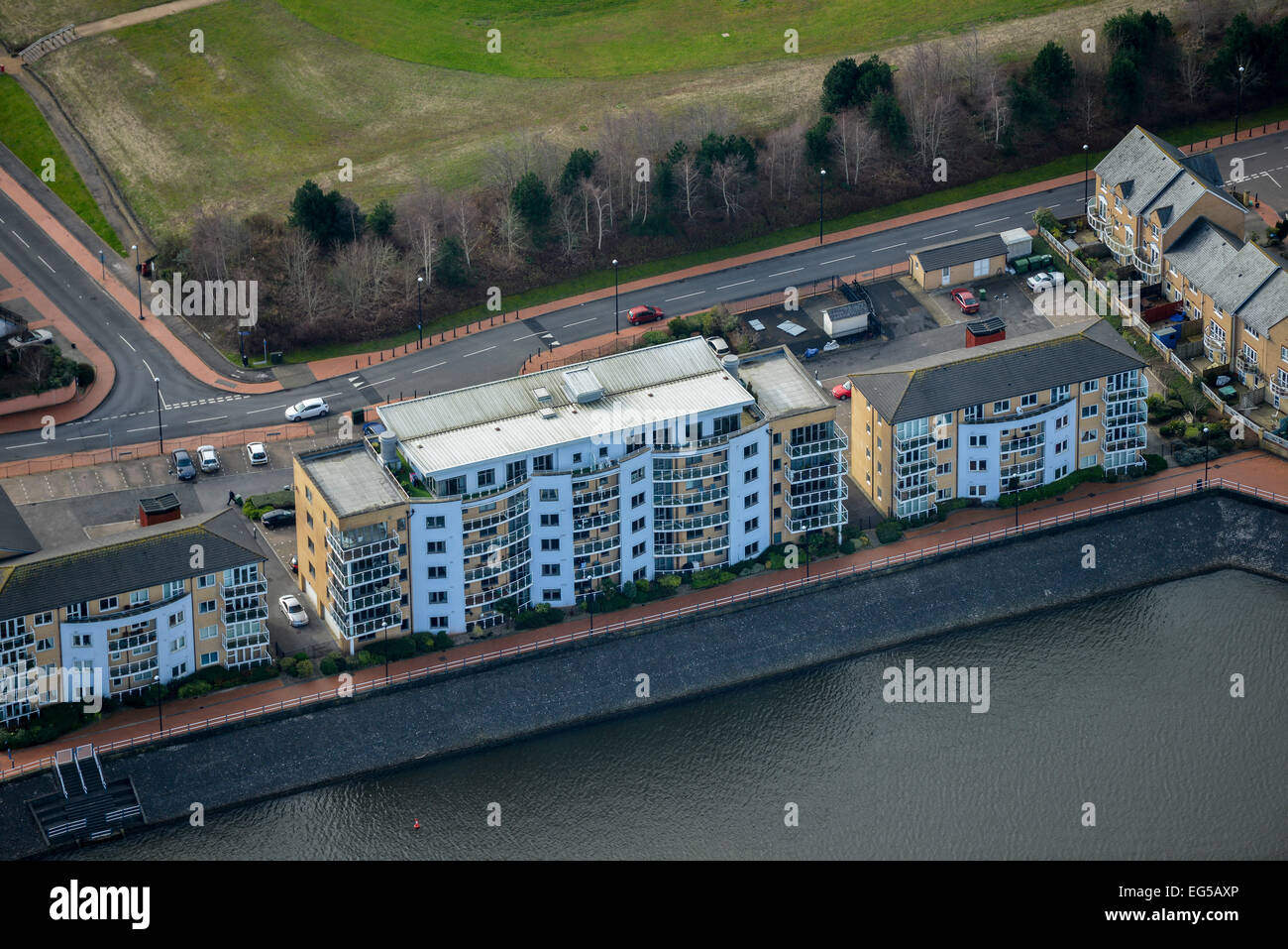 Une vue aérienne du développement résidentiel le long du côté de l'eau à Cardiff Bay Banque D'Images