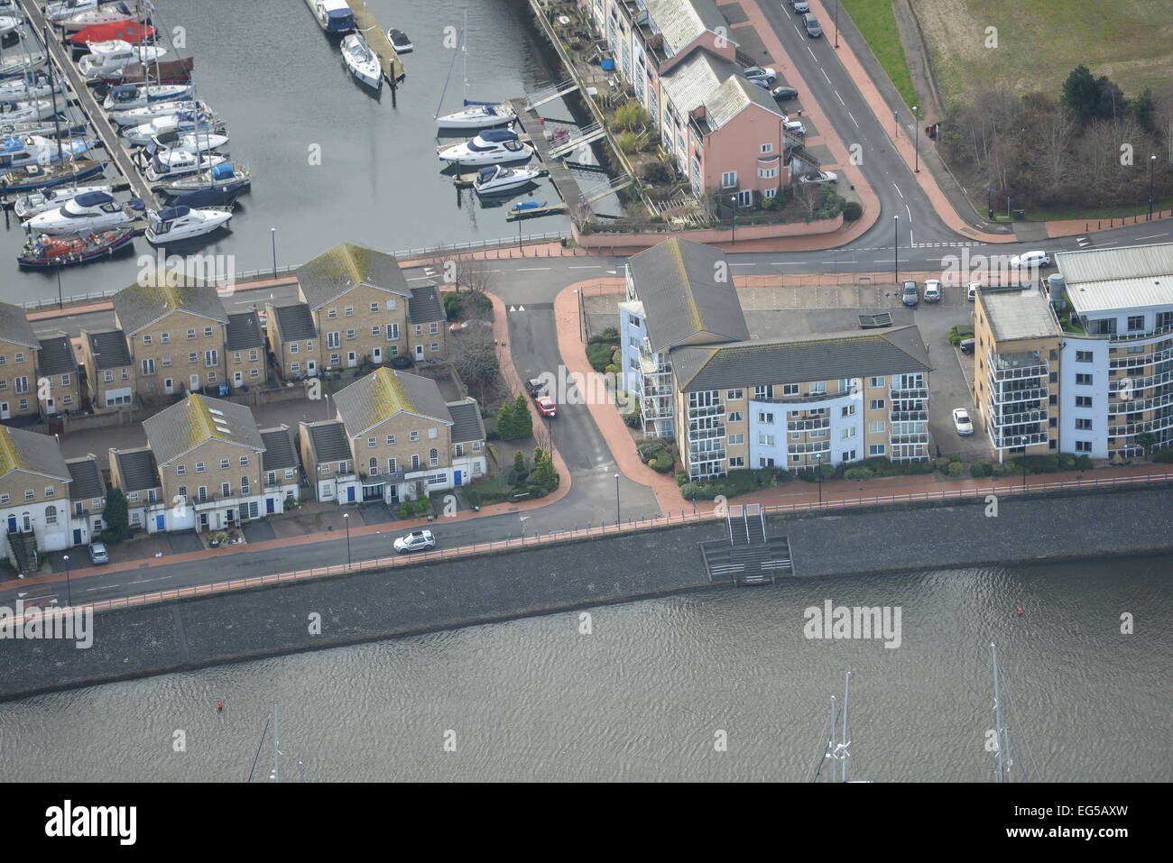 Une vue aérienne du développement résidentiel le long du côté de l'eau à Cardiff Bay Banque D'Images