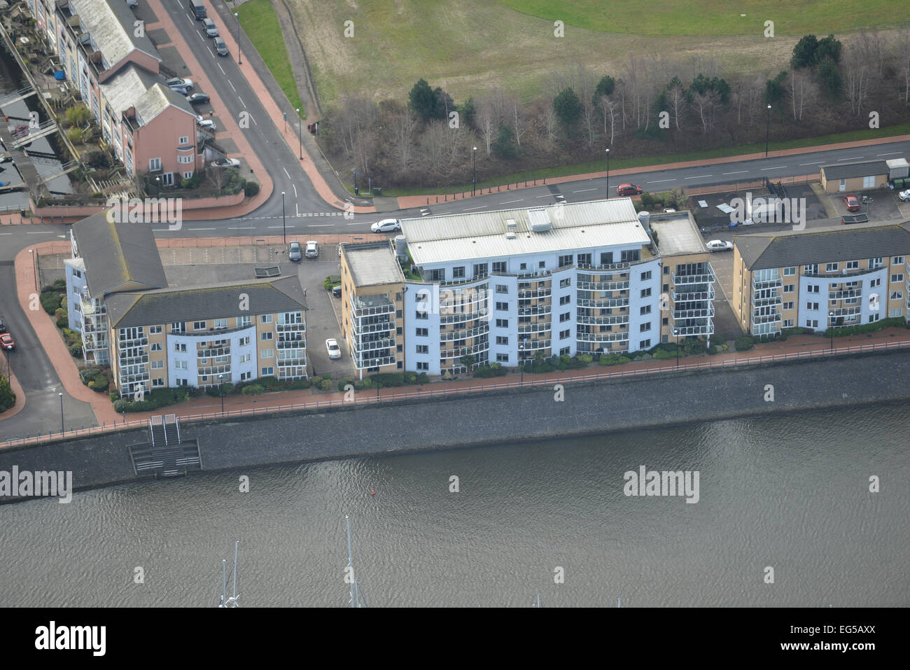 Une vue aérienne du développement résidentiel le long du côté de l'eau à Cardiff Bay Banque D'Images