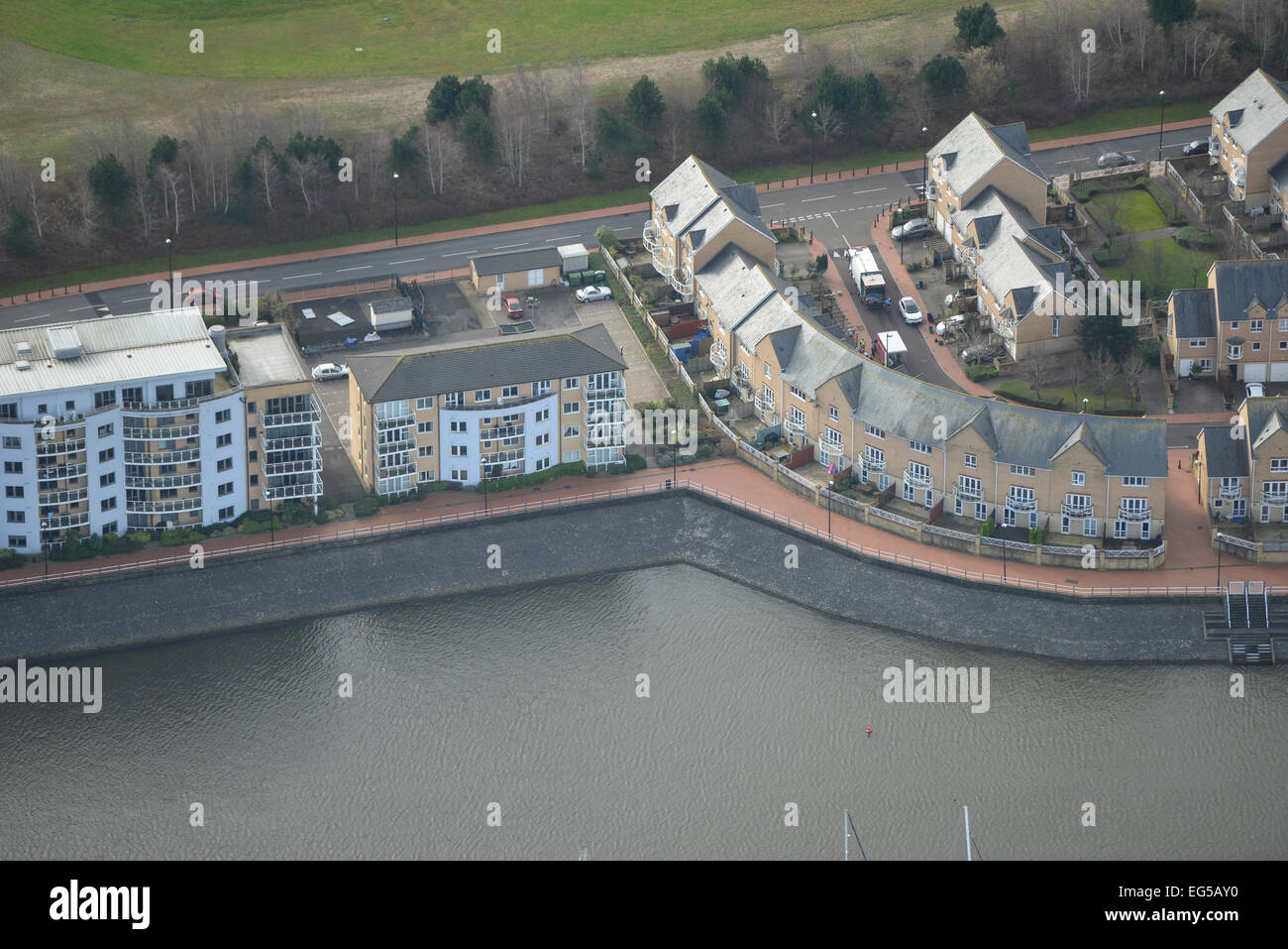 Une vue aérienne du développement résidentiel le long du côté de l'eau à Cardiff Bay Banque D'Images