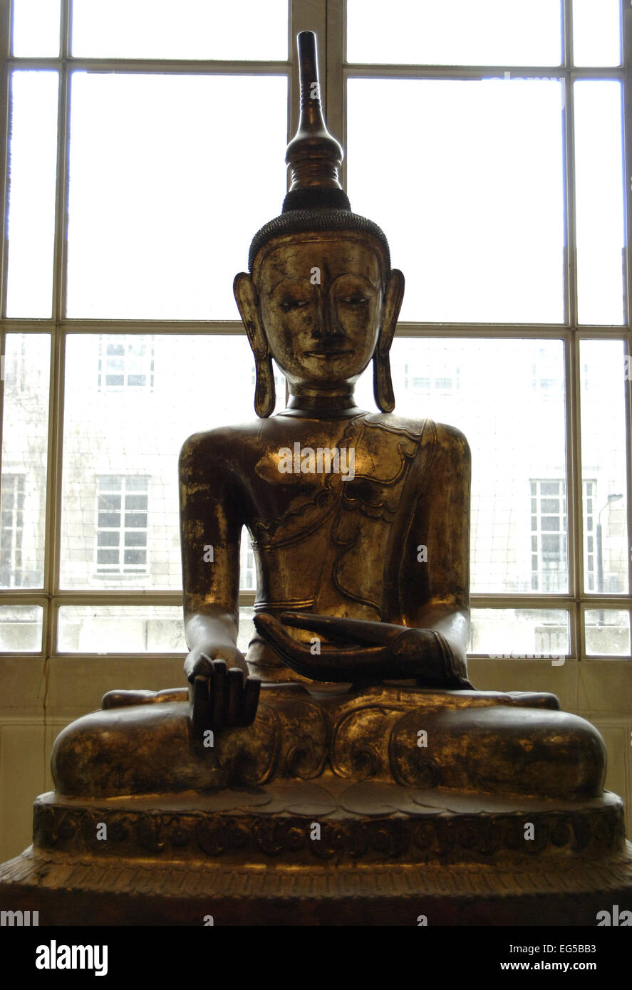 Laque sec sculpture du Bouddha. À partir de Rangoon, en Birmanie (Myanmar). Fin du 18e ou début du 19e siècle AD. Assis dans la position du lotus. Dans la main droite est un médicament, le myrobolan fruit. British Museum. Londres. L'Angleterre. United Kingdom. Banque D'Images