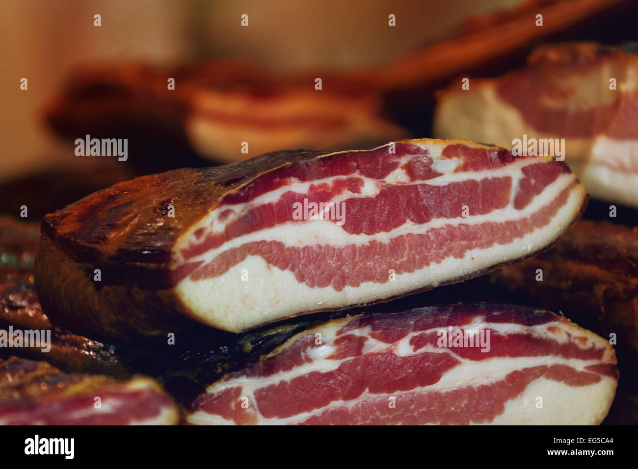 Pile de Bacon fumé, de la viande de porc en conserve et est considéré comme un mets de la nourriture dans certaines cultures. Banque D'Images
