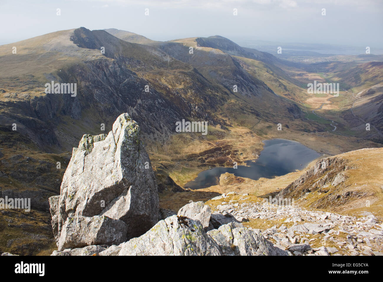 La vue vers le bas le Nant Ffrancon Valley dans le parc national de Snowdonia, le Pays de Galles. Llyn Idwal est le lac dans la vallée Banque D'Images