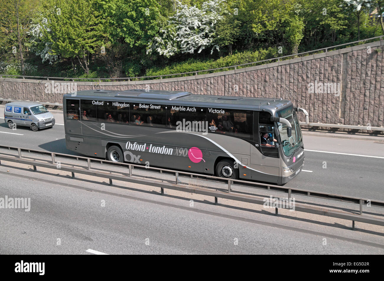 Une compagnie de bus X90 d'Oxford (Oxford à Londres) autocar sur l'A40 dans l'ouest de Londres, Royaume-Uni. Banque D'Images