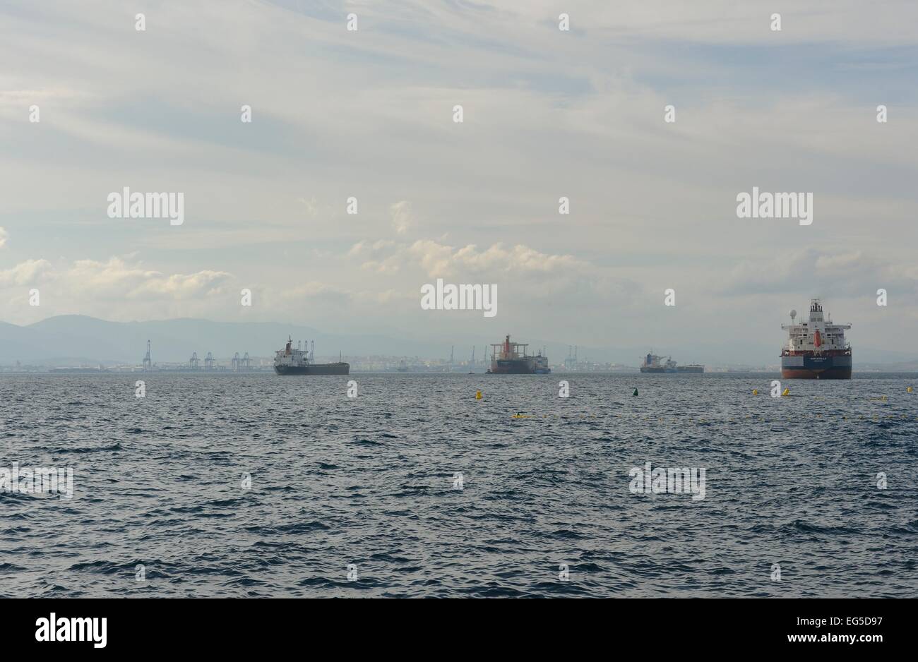 Les navires ancrés extrémité ouest de Gibraltar Royaume-uni territoire outre-mer Banque D'Images