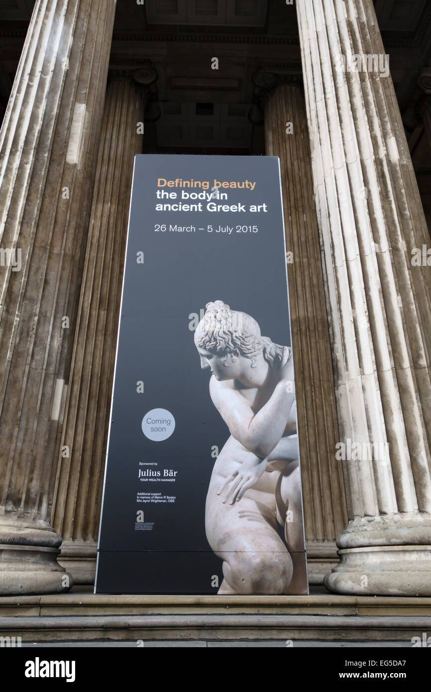 La façade du British Museum, Londres, avec une affiche pour une exposition sur l'art grec classique - "Defining Beauty - The body in Ancient Greek art" Banque D'Images