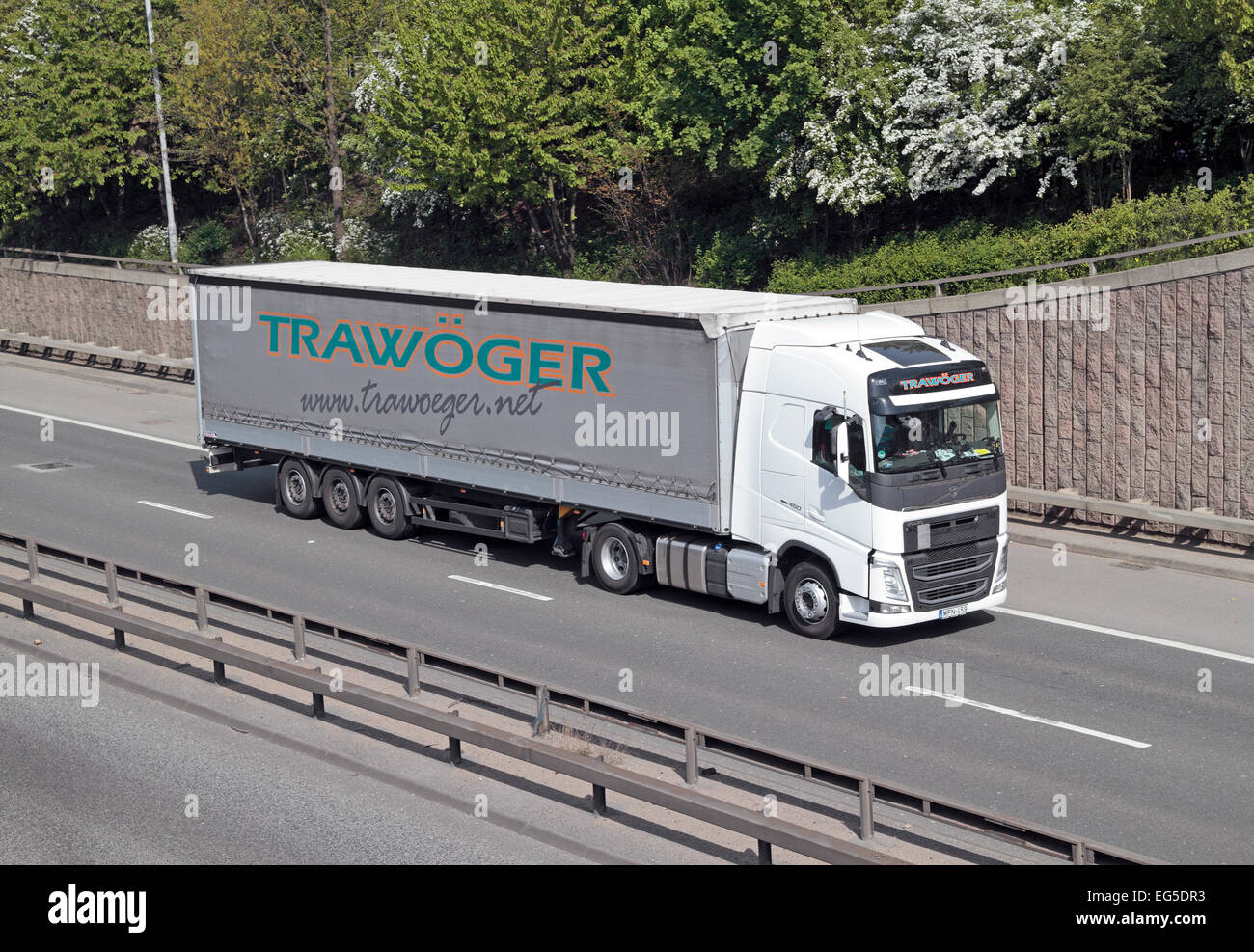 Un Trawoger camion voyageant sur l'A40 dans l'ouest de Londres. Banque D'Images