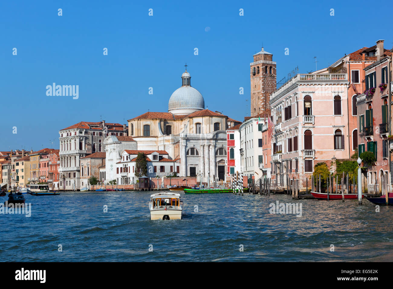 Venise Grand Canal, Canal Grande italienne au jour d'été ensoleillé. Ancienne architecture vénitienne, bateaux Banque D'Images
