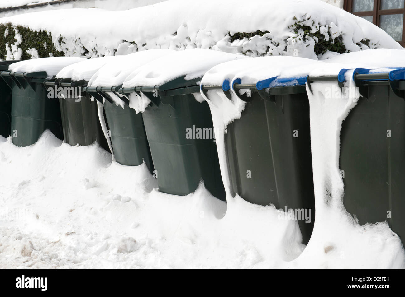 La neige a couvert wheelie bins. L'Ecosse Banque D'Images
