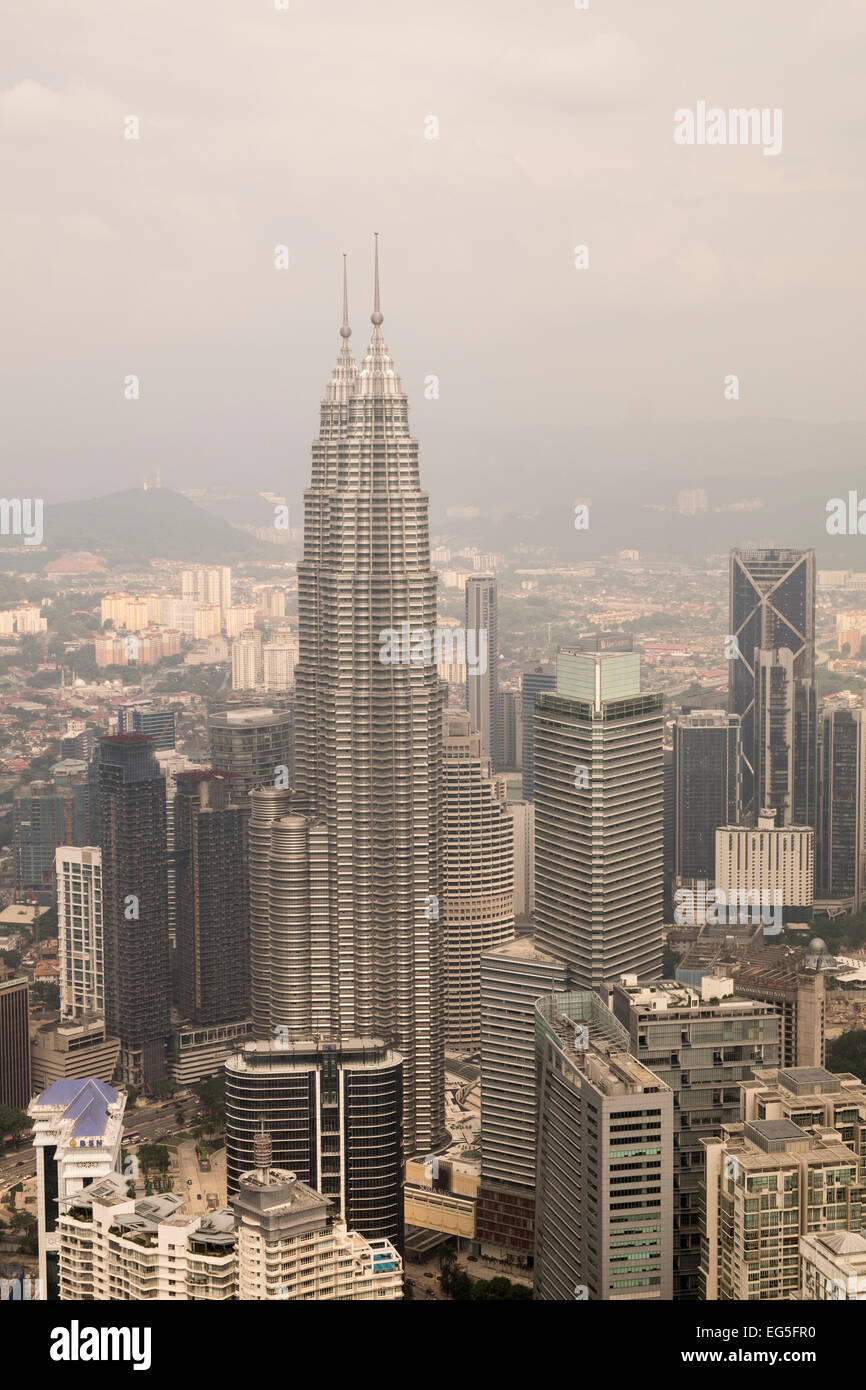 Vue depuis le pont d'observation sur la Tour KL, Kuala Lumpur, Malaisie, sur une journée avec une humidité élevée et un ciel voilé. Banque D'Images