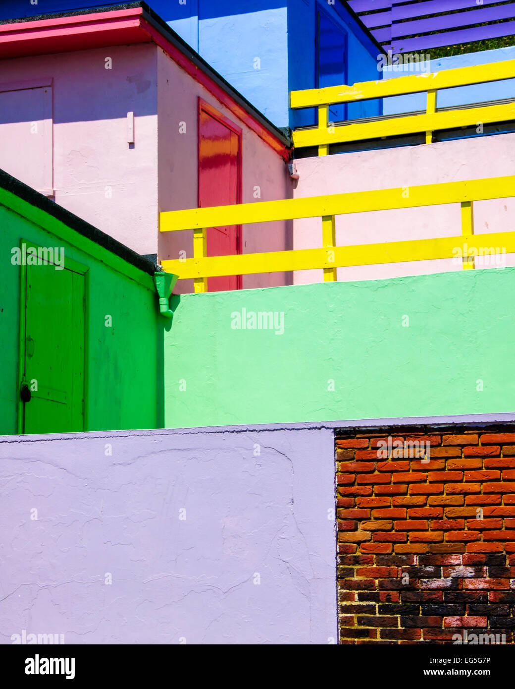 Maisonnettes colorées à Folkestone, Kent, UK Banque D'Images