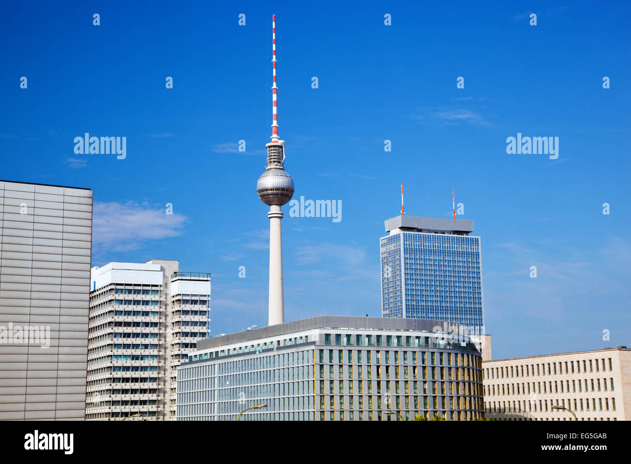 Tour de télévision, Fernsehturm allemand vu de la partie est de Berlin, près de l'Alexanderplatz. Banque D'Images
