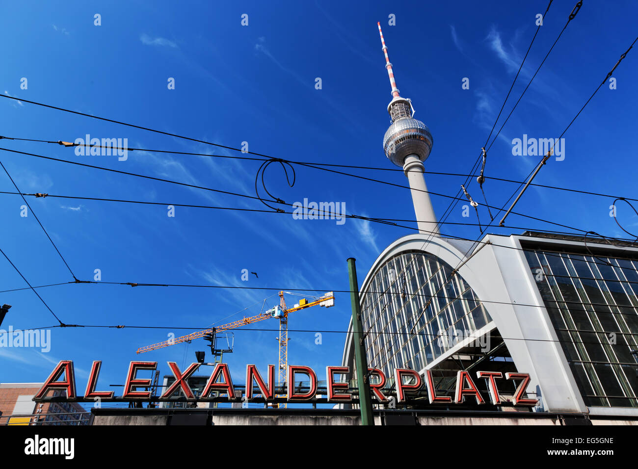 L'Alexanderplatz et tour de télévision, signe Fernsehturm allemand. Berlin, Allemagne Banque D'Images