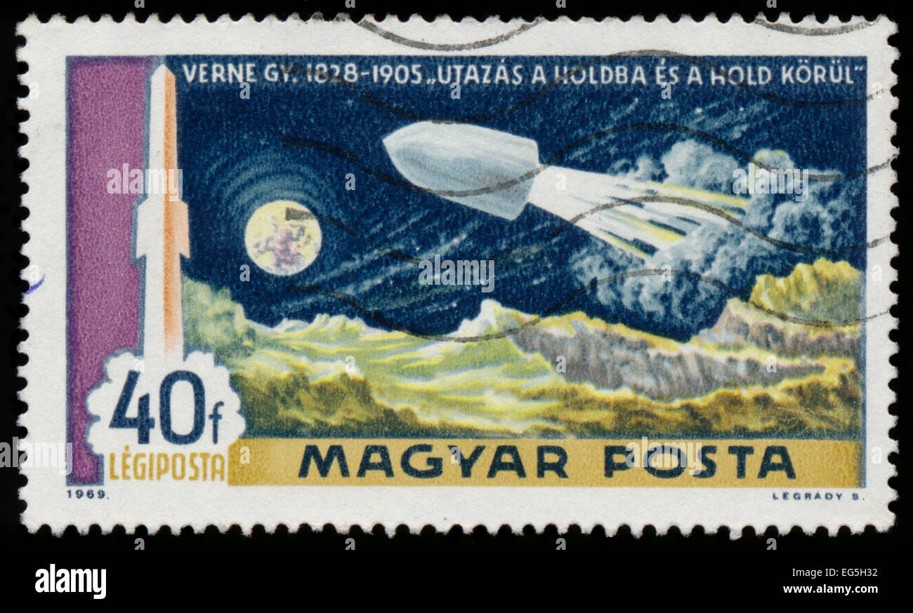 Hongrie - circa 1969 : timbre imprimé en Hongrie à partir de la '1er homme sur la Lune' montre rocket par Jules Verne, vers 1969. Banque D'Images