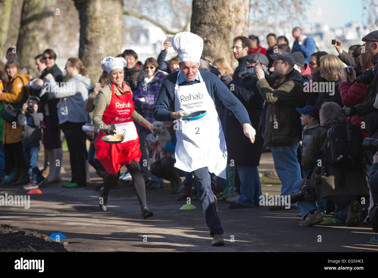 Westminster, London, UK. 17 Février, 2015. Les membres du Parlement (MP David Burrows, Enfield Southgate) mène à la presse parlementaire Sophie Ridge (Sky News) à l'Assemblée Mardi Gras Crêpes parlementaire de la race sur les jardins de la Tour Victoria à Westminster, London, UK Crédit : Jeff Gilbert/Alamy Live News Banque D'Images