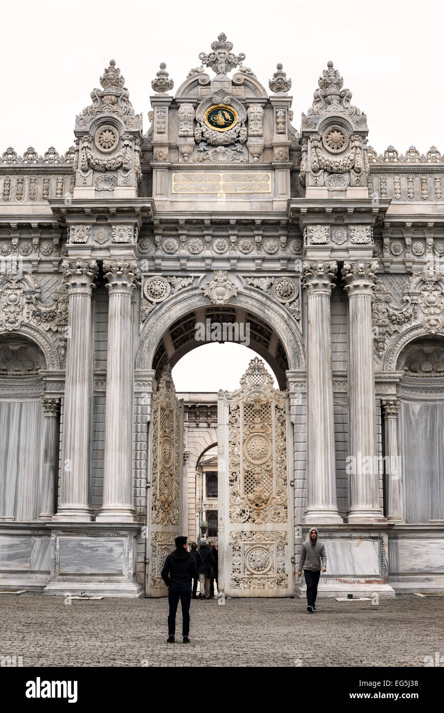 ISTANBUL, Turquie / Türkiye — la porte du Sultan au Palais de Dolmabahçe. Le palais de Dolmabahçe, sur les rives du détroit du Bosphore, fut le centre administratif de l'Empire ottoman de 1856 à 1887 et de 1909 à 1922. Construit et décoré dans le style baroque ottoman, il s'étend le long d'une partie de la côte européenne du détroit du Bosphore, dans le centre d'Istanbul. Banque D'Images