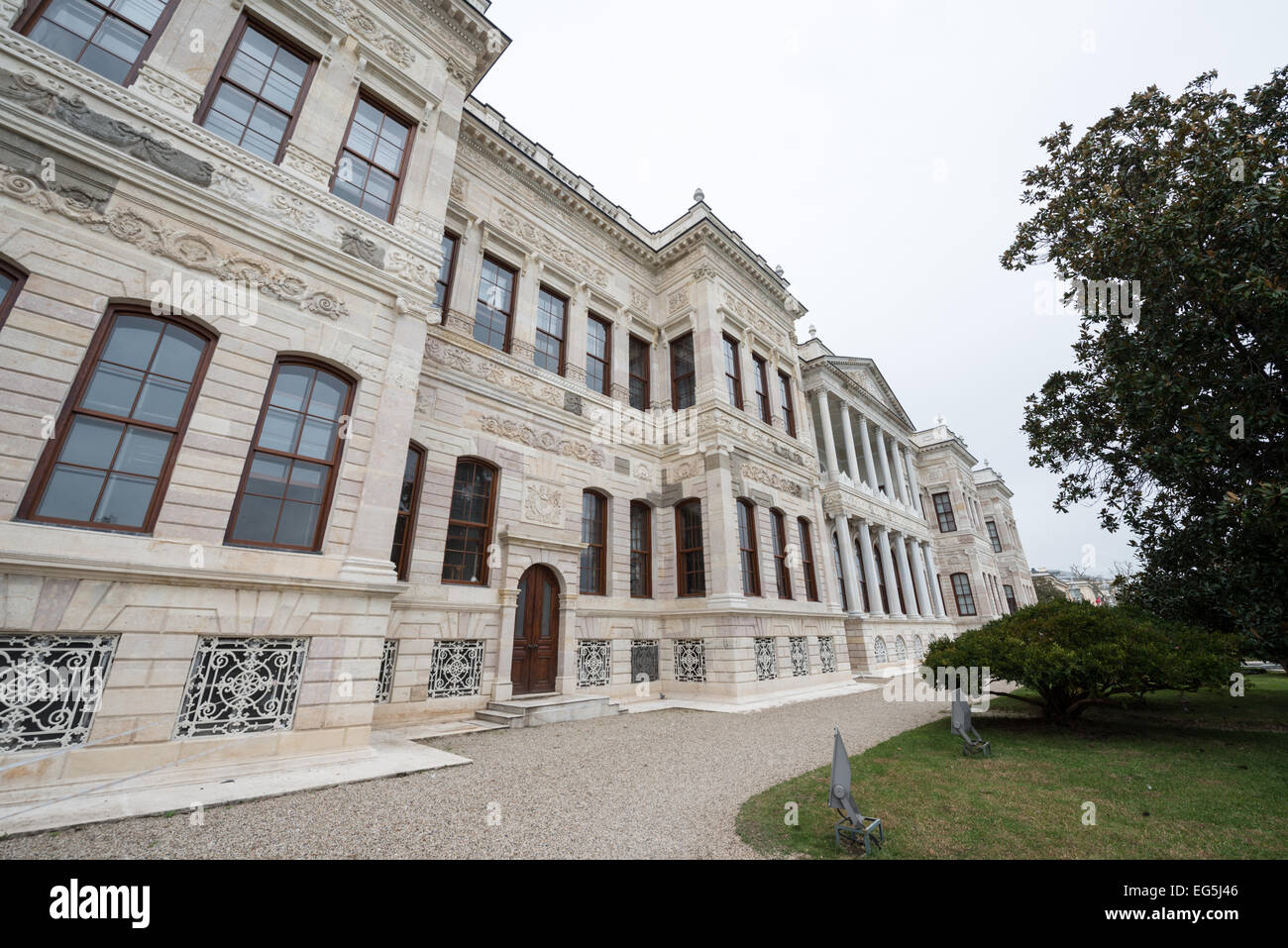 ISTANBUL, Turquie / Türkiye — le palais de Dolmabahçe, sur les rives du détroit du Bosphore, fut le centre administratif de l'Empire ottoman de 1856 à 1887 et de 1909 à 1922. Construit et décoré dans le style baroque ottoman, il s'étend le long d'une partie de la côte européenne du détroit du Bosphore, dans le centre d'Istanbul. Banque D'Images