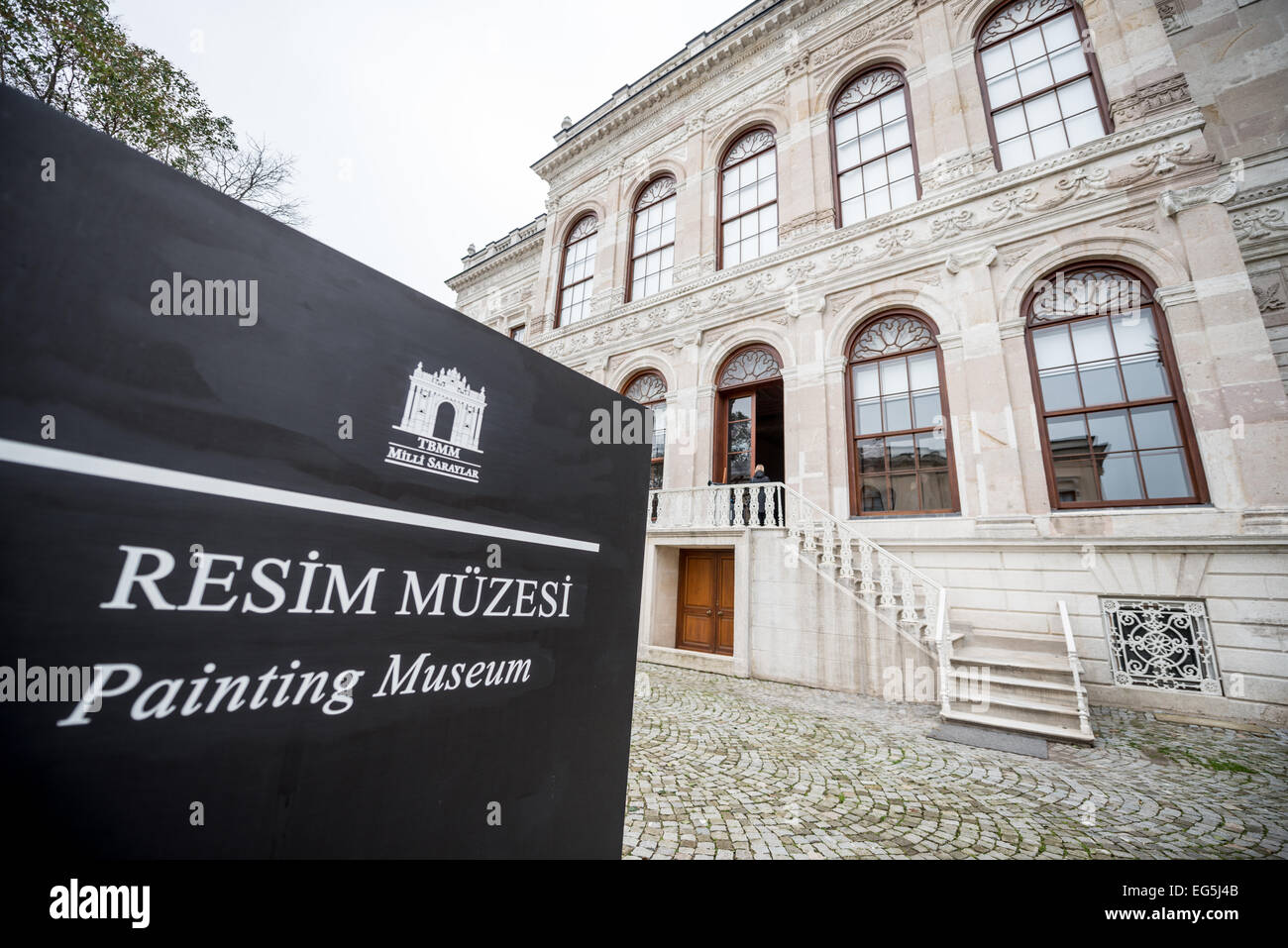 ISTANBUL, Turquie / Türkiye — L'extérieur du Musée de peinture nouvellement ouvert dans les appartements du Prince héritier au Palais Dolmabahçe. Le palais de Dolmabahçe, sur les rives du détroit du Bosphore, fut le centre administratif de l'Empire ottoman de 1856 à 1887 et de 1909 à 1922. Construit et décoré dans le style baroque ottoman, il s'étend le long d'une partie de la côte européenne du détroit du Bosphore, dans le centre d'Istanbul. Banque D'Images