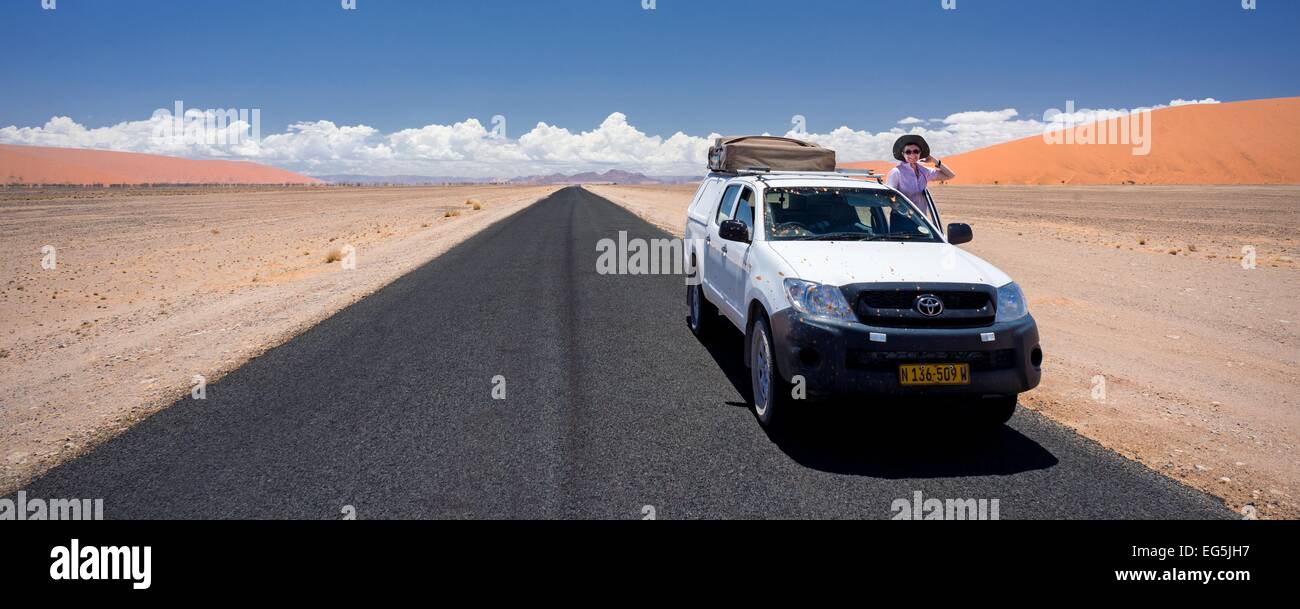 Une auto voiture Toyota Hilux s'arrête sur un tronçon de route droite fait surface près de Sossusvlei, Namibie. Banque D'Images