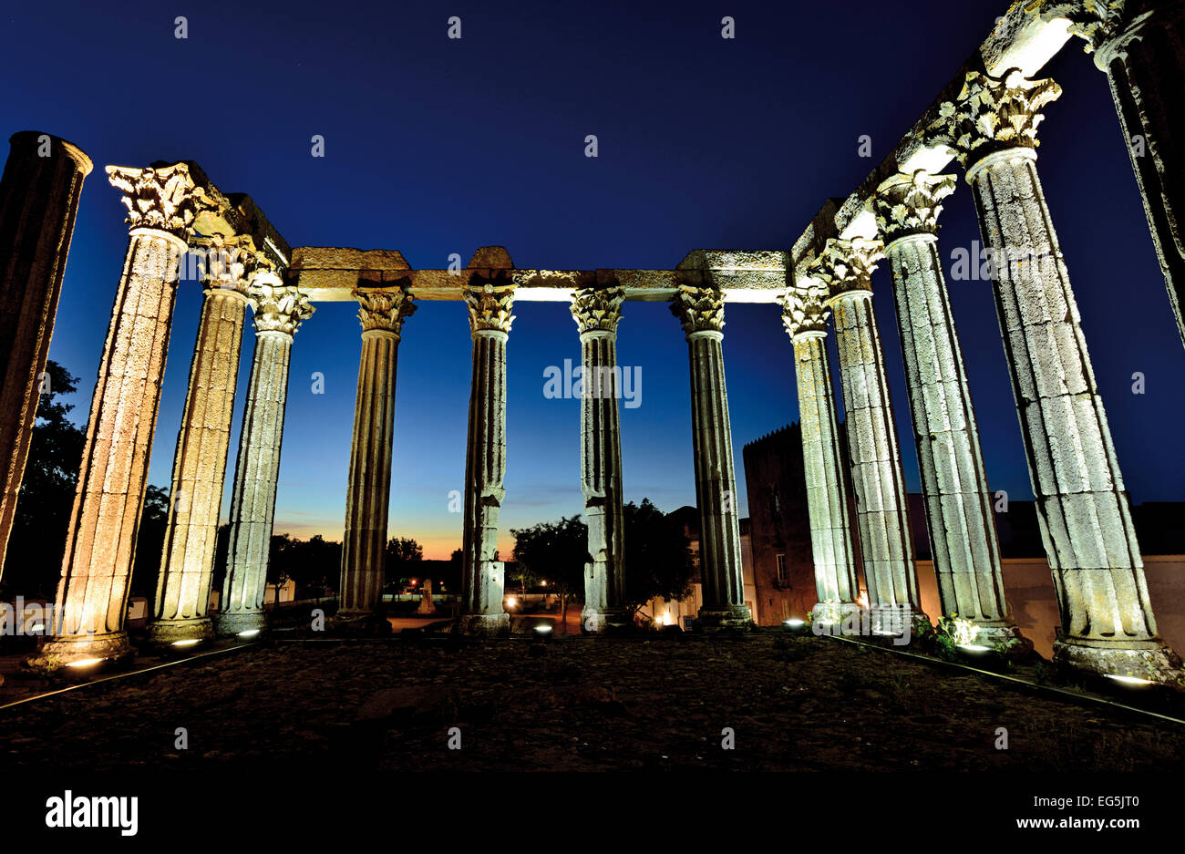 Le Portugal, l'Alentejo : Vue nocturne du temple romain d'Évora, ville historique Banque D'Images