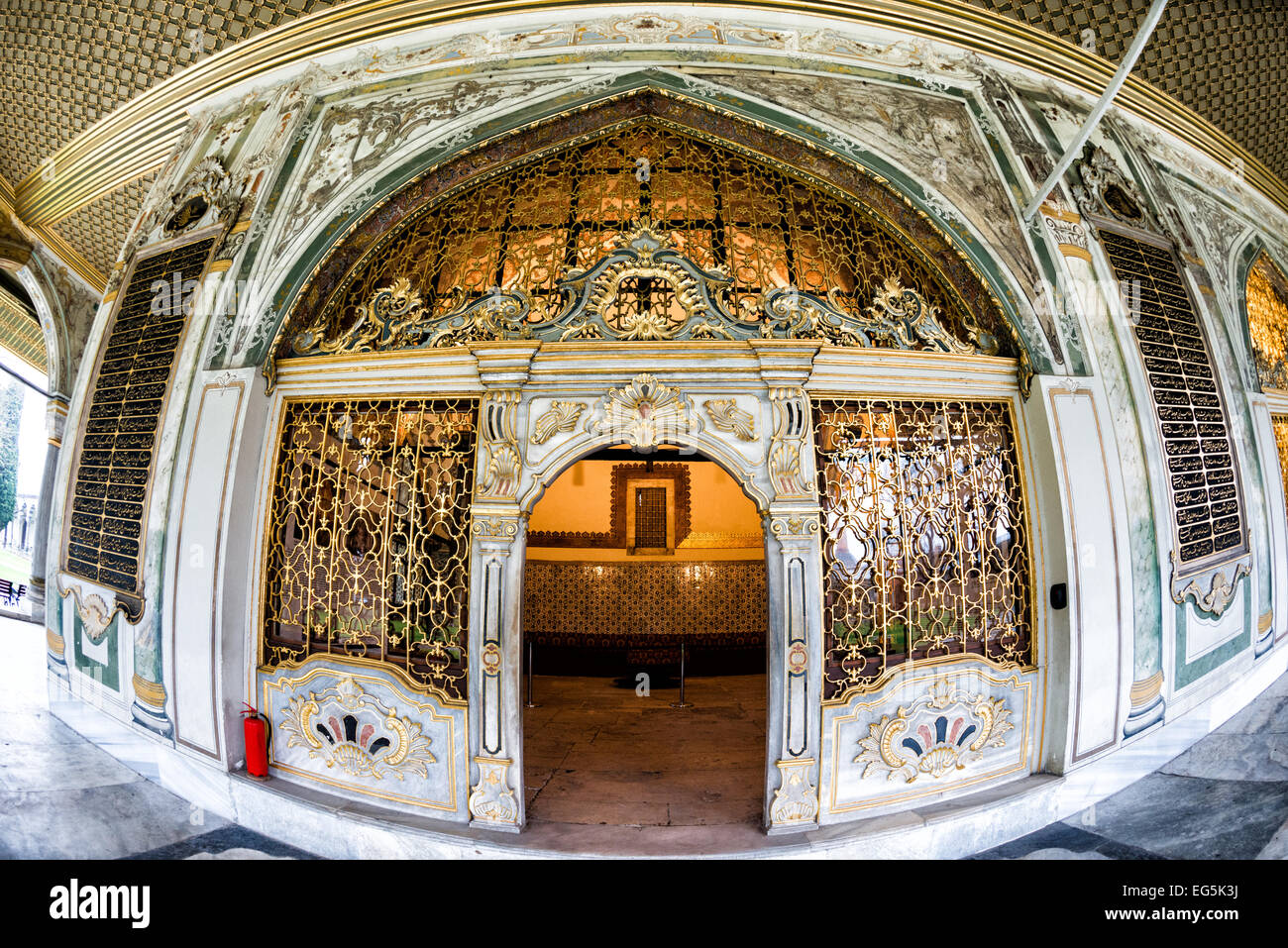 Entrée de la salle du Conseil impérial du Palais de Topkapi Istanbul Turquie // ISTANBUL, Turquie — entrée extérieure richement décorée de la salle du Conseil impérial du Palais Tokpaki. La fenêtre dorée du Conseil impérial est accessible par la Tour de Justice, ajoutant ainsi à l'importance du symbolisme de la justice. Le bâtiment du Conseil impérial (Dîvân-ı Hümâyûn) est la chambre dans laquelle les ministres d'État, les ministres du conseil (Dîvân Heyeti), le Conseil impérial, composé du Grand vizir (Paşa Kapısı), des vizirs et d'autres hauts fonctionnaires de l'État ottoman, ont tenu des réunions. Banque D'Images