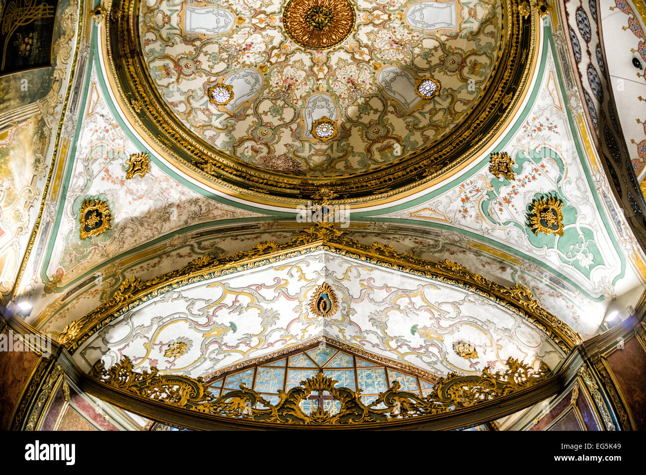 Palais de Topkapi salle du conseil impérial intérieur Istanbul Turquie // ISTANBUL, Turquie — L'intérieur de la salle du conseil impérial du palais de Topkapi présente la salle ornée où les fonctionnaires de l'État ottoman ont mené des affaires gouvernementales. Le Conseil impérial, connu sous le nom de Dîvân-ı Hümâyûn, est le principal organe directeur de l'Empire ottoman, comprenant le Grand vizir, les vizirs et d'autres ministres de haut rang. Cette salle servait de lieu de rencontre pour les ministres du conseil qui conseillaient le sultan sur les questions d'administration et de politique de l'État. Le palais de Topkapi a servi de résidence principale Banque D'Images