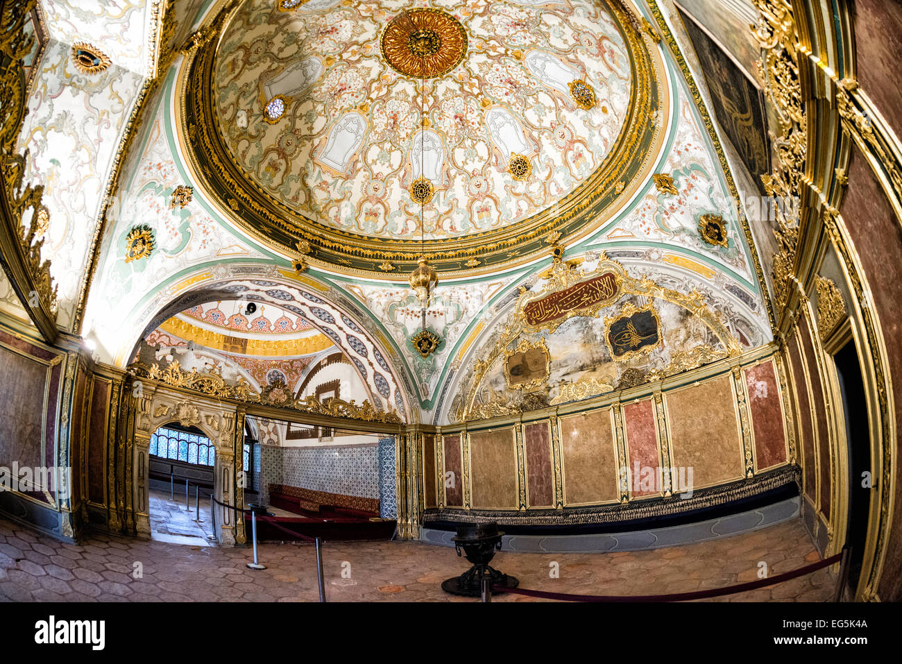 Palais de Topkapi salle du conseil impérial intérieur Istanbul // ISTANBUL, Turquie — L'intérieur de la salle du conseil impérial du palais de Topkapi présente la salle ornée où les fonctionnaires de l'État ottoman menaient les affaires du gouvernement. Le Conseil impérial, connu sous le nom de Dîvân-ı Hümâyûn, est le principal organe directeur de l'Empire ottoman, comprenant le Grand vizir, les vizirs et d'autres ministres de haut rang. Cette salle servait de lieu de rencontre pour les ministres du conseil qui conseillaient le sultan sur les questions d'administration et de politique de l'État. Le palais de Topkapi a servi de résidence principale an Banque D'Images