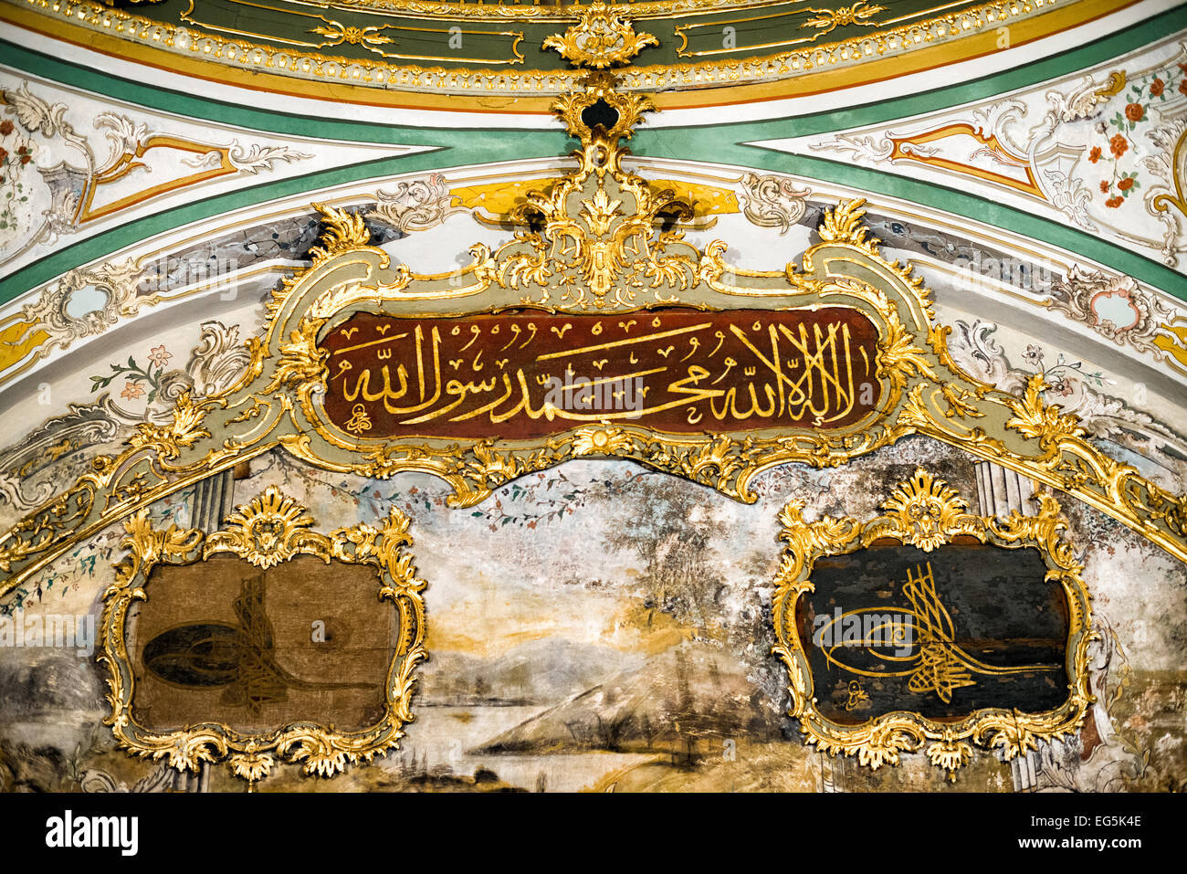 Palais de Topkapi salle du conseil impérial calligraphie Istanbul // ISTANBUL, Turquie — des plaques de calligraphie en bois ornent l'intérieur de la salle du conseil impérial du palais de Topkapi. Une partie de l'écriture supérieure se traduit par 'Messager de Dieu'. La salle du conseil impérial, connue sous le nom de Dîvân-ı Hümâyûn, servait de chambre où les plus hauts fonctionnaires de l'Empire ottoman se réunissaient pour les réunions d'État. Le conseil comprenait généralement le Grand vizir, d'autres vizirs et les principaux ministres qui formaient le Dîvân Heyeti ou Assemblée du conseil. Le palais de Topkapi a fonctionné comme résidence principale et siège administratif Banque D'Images