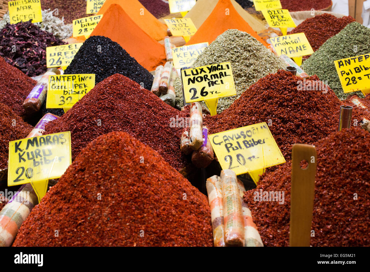 Spice Bazaar épices et herbes Istanbul Turquie // ISTANBUL, Turquie — des monticules colorés d'épices traditionnelles remplissent les étals des vendeurs au Spice Bazaar (également connu sous le nom de Mısır Çarşısı ou Bazar égyptien). Construit à l'origine dans les années 1660 dans le cadre du vaste réseau de commerce des épices de l'Empire ottoman, le bazar a été construit pour générer des revenus pour le complexe voisin de la Nouvelle Mosquée. Le marché couvert en forme de l contient environ 85 boutiques spécialisées dans les épices, les herbes, les délices turcs, les fruits secs et autres produits culinaires traditionnels. Situé dans le quartier de Eminönü près de la Corne d'Or, le bazar co Banque D'Images