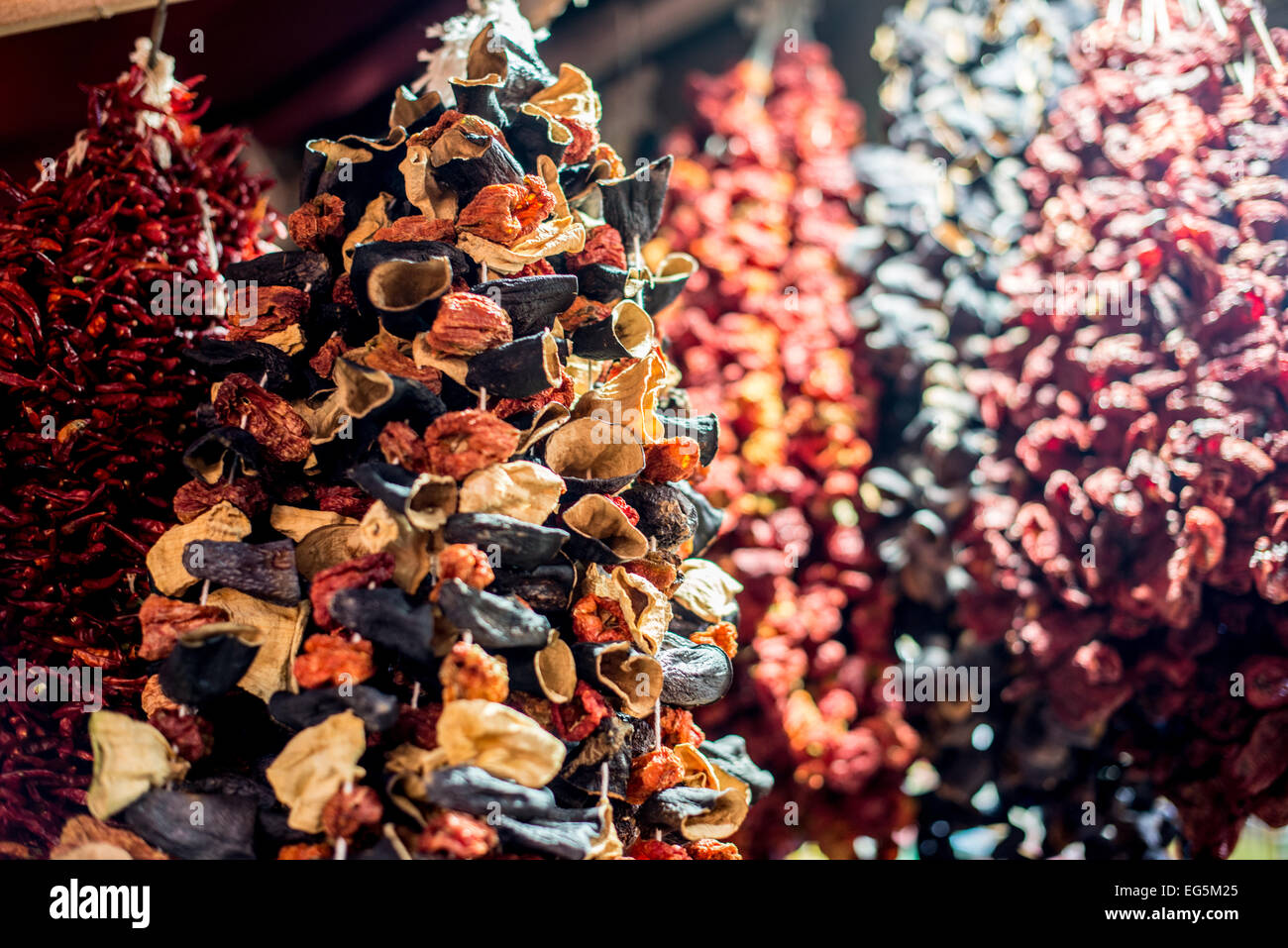 ISTANBUL, Turquie — situé dans le quartier Eminonu d'Istanbul, à côté du pont de Galata, le marché aux épices est l'un des plus grands et des plus célèbres marchés de la ville. Il est également connu sous le nom de Bazar égyptien. Établi au 17th siècle, ce marché animé reste un élément essentiel de la culture commerciale et gastronomique d'Istanbul, avec ses arômes riches et ses couleurs vives captivant tant les habitants que les touristes. Banque D'Images