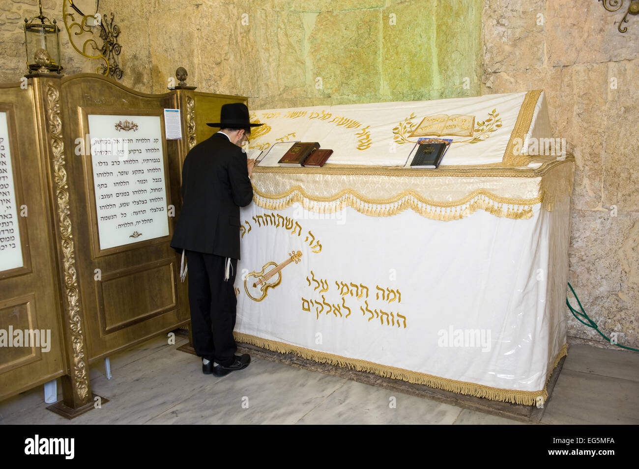 Jérusalem, Israël - 08 octobre 2014 : Un homme juif orthodoxe est priant au tombeau du roi David sur le Mont Sion à Jérusalem Banque D'Images